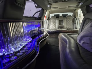 Limousine med store sofaer og oplyst bar